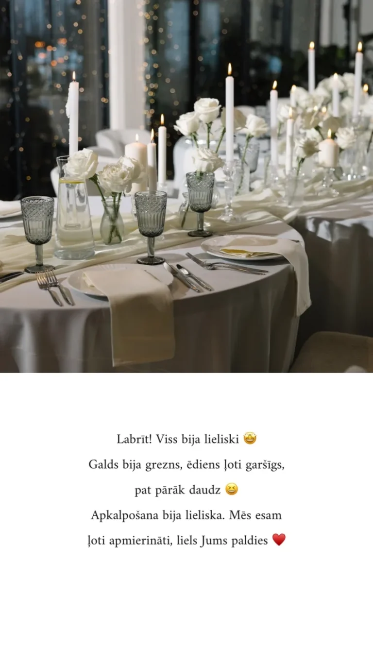 Svētku galds ar baltām rozēm, svecēm un kristāla glāzēm Miró restorānā