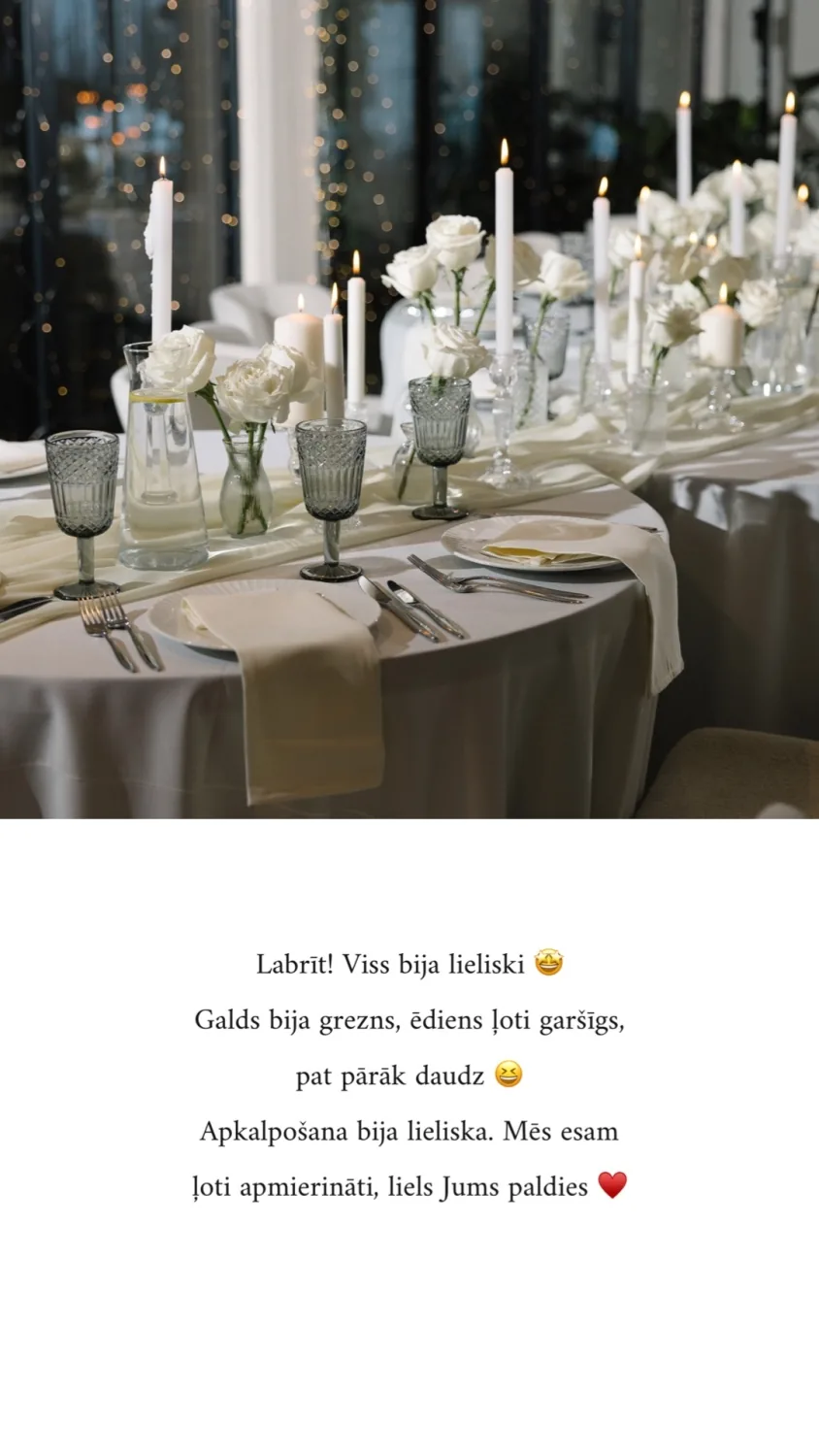 Svētku galds ar baltām rozēm, svecēm un kristāla glāzēm Miró restorānā