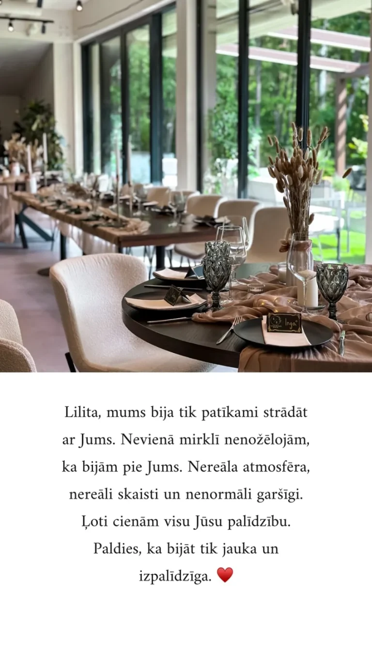 Svinību galds ar pūderkrāsas drapējumu, sausajiem ziediem un vārdu kartītēm Miró restorānā